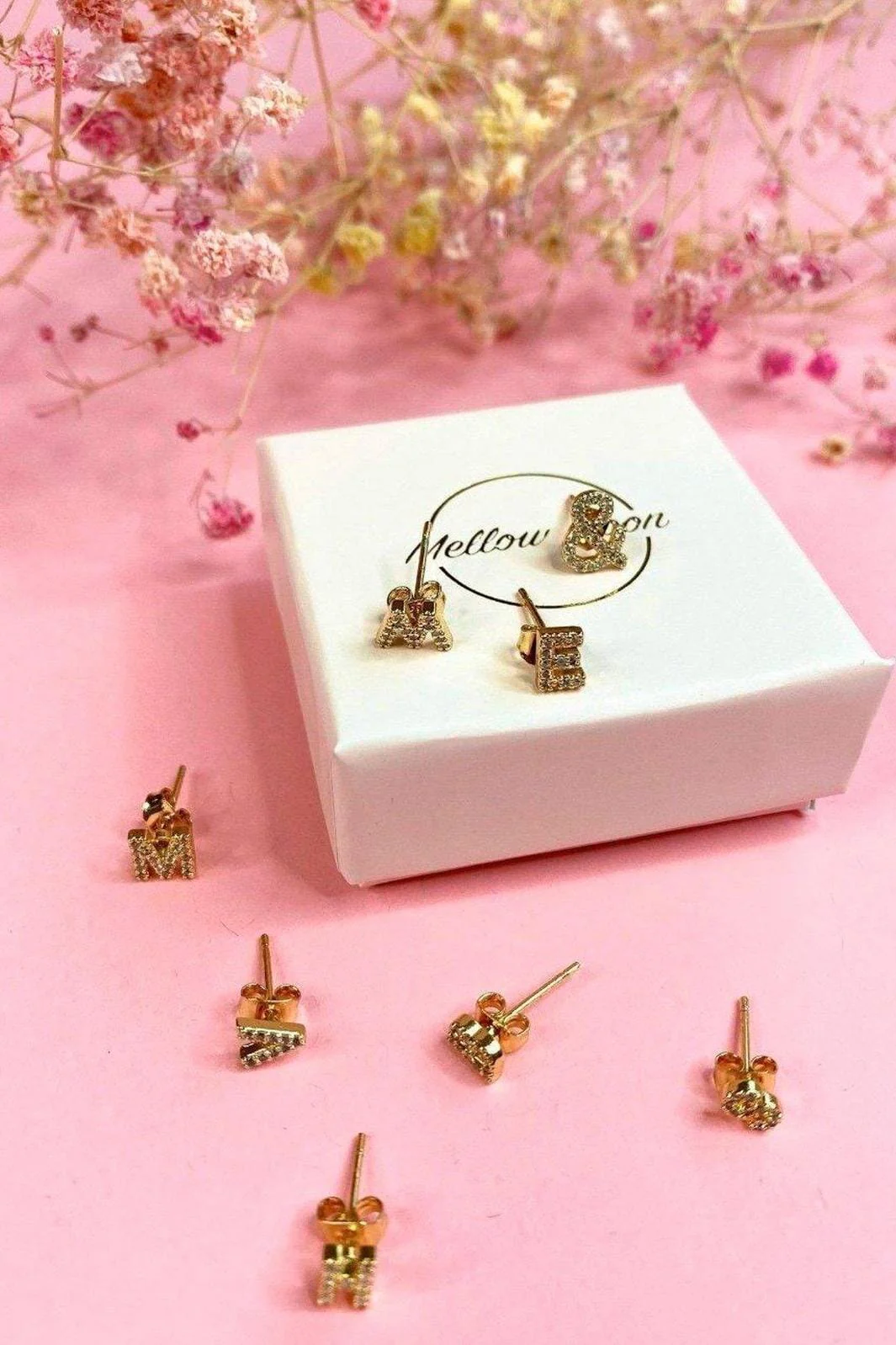 Mellow Moon - Bogstav ørering Forgyldt med sten - (1 stk) - Image 3