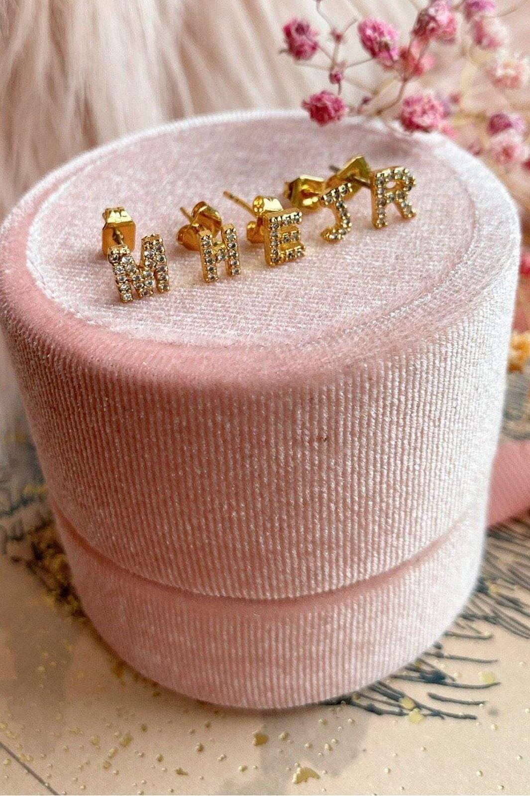 Mellow Moon - Bogstav ørering Forgyldt med sten - (1 stk) - Image 4