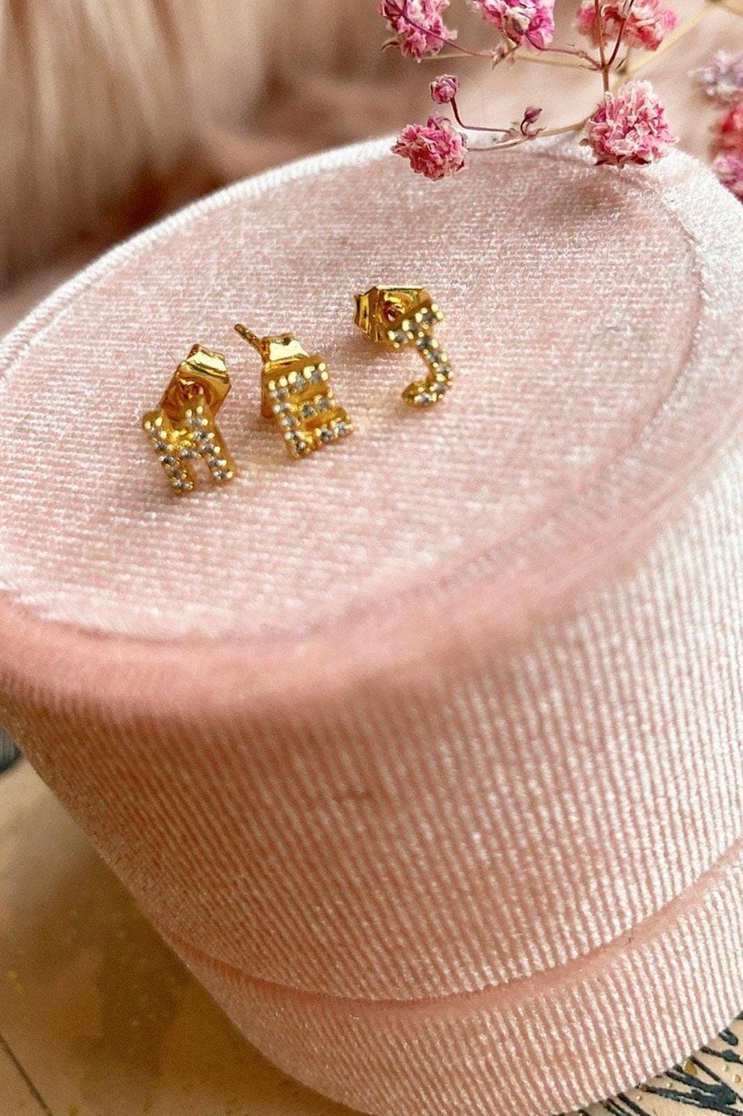 Mellow Moon - Bogstav ørering Forgyldt med sten - (1 stk) - Image 5