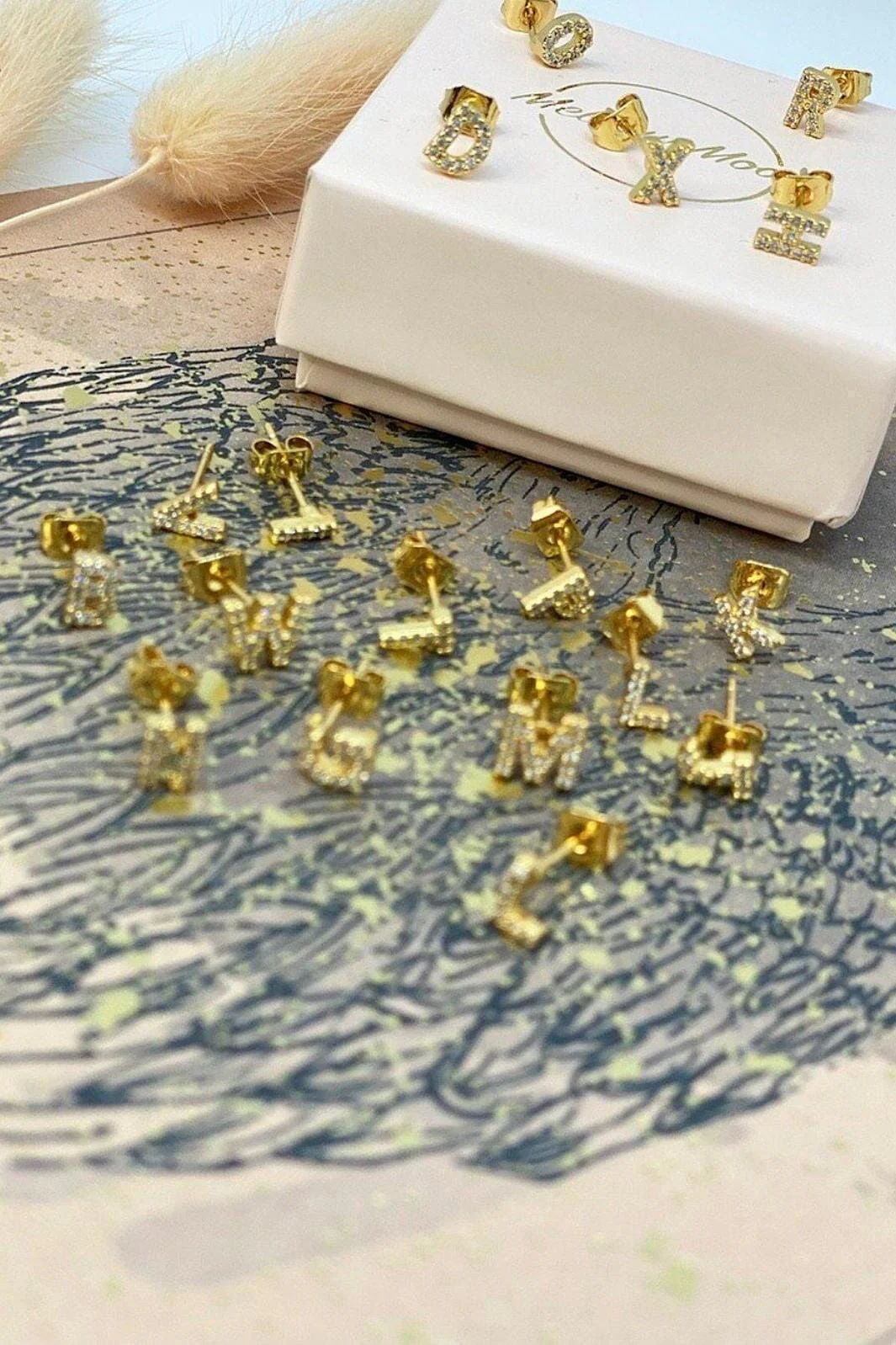 Mellow Moon - Bogstav ørering Forgyldt med sten - (1 stk) - Image 6