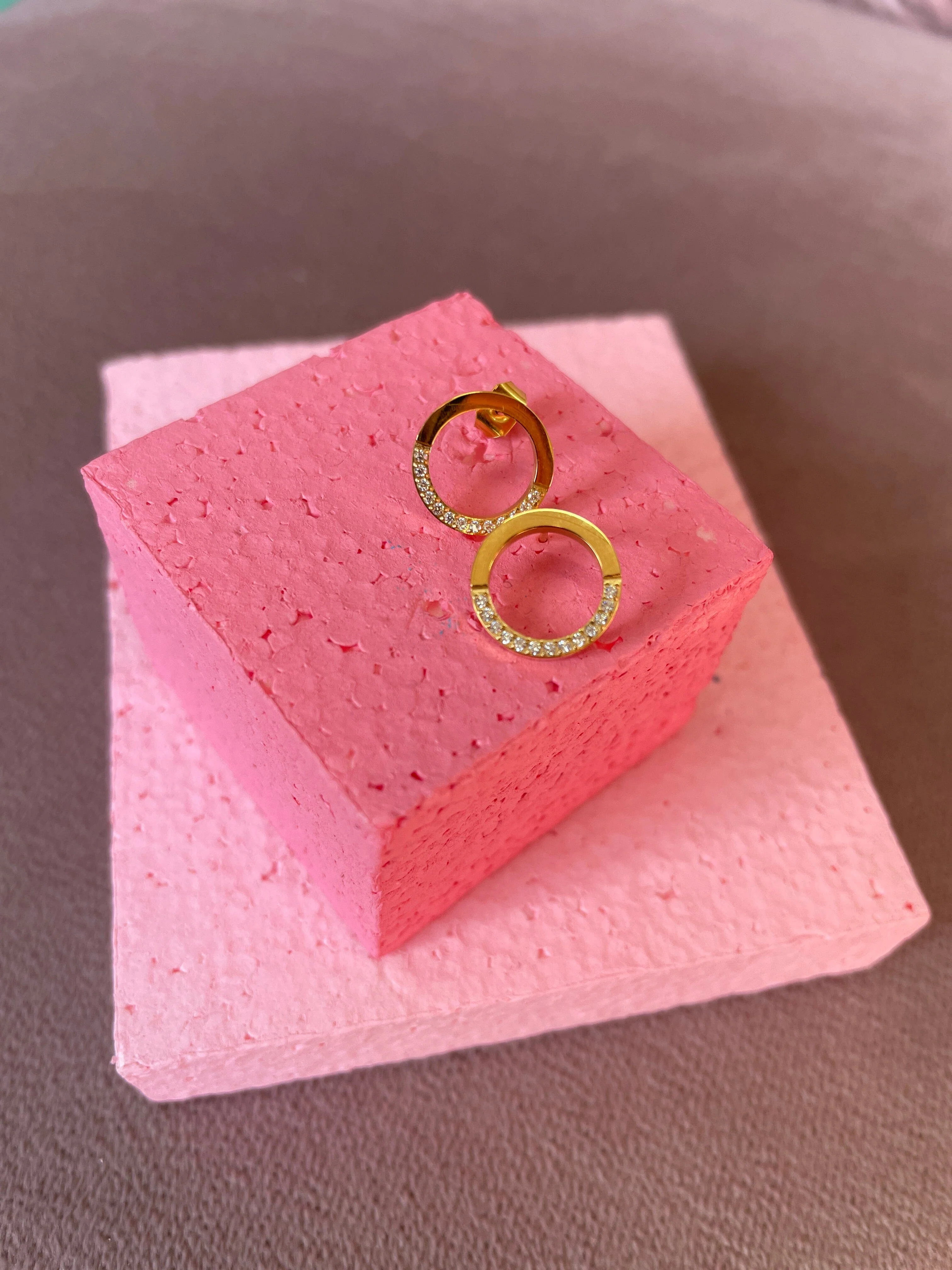 Mellow Moon - Runde Øreringe M Små Cz - Forgyldt - Image 4